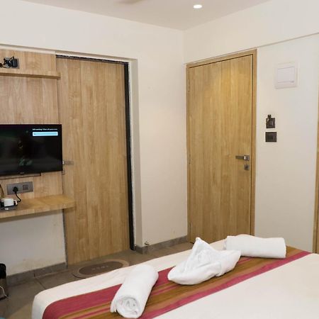 Hotel Aura Inn Airoli ,Digha Нави Мумбаи Экстерьер фото